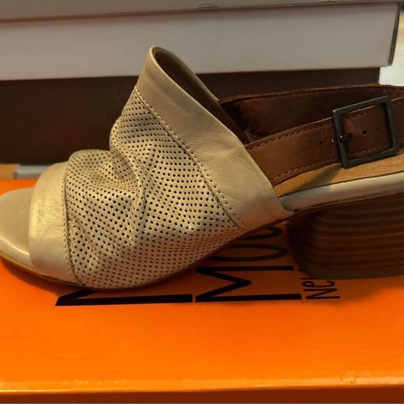 NWT Miz Mooz genuine leather ivory wedge sandals. New in the box! Size 7 - Picture 4 of 6